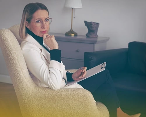 Женщина-психотерапевт сидит в кресле