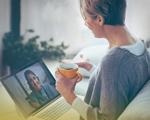 Женщина общается с психологом онлайн через ноутбук